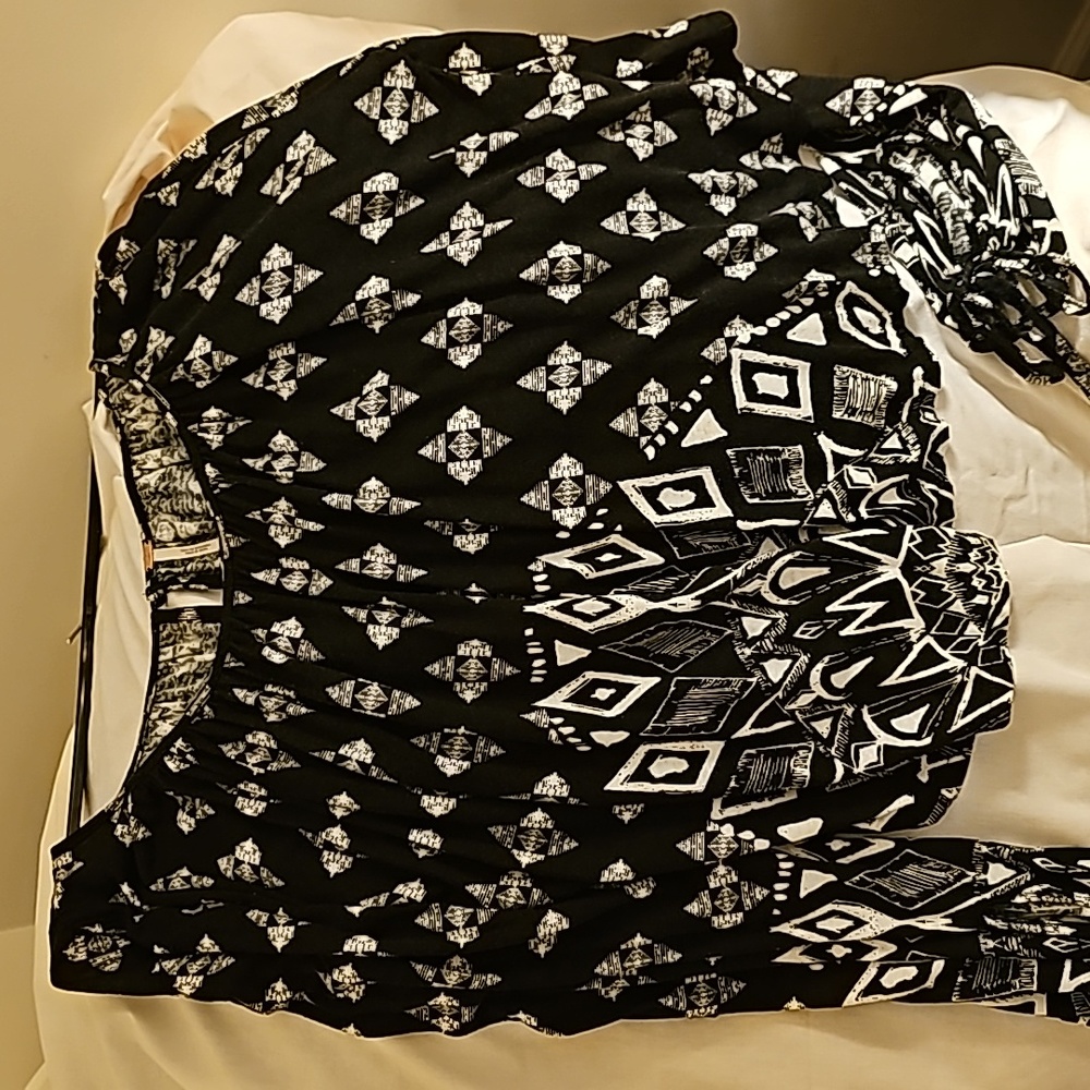 Free people balloon sleeve top. Size small,black with white